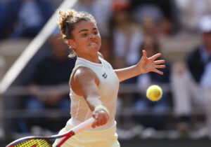 Jasmine Paolini will try to stop Iga Swiatek in the French Open women’s final