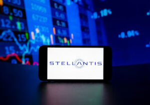 Stellantis chute en bourse, plombé par le départ précipité de Carlos Tavares