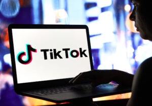 TikTok has reached a significant milestone: automatic labeling for AI-generated content.